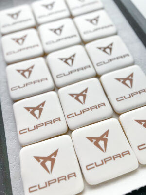 Pierniki dla pracowników na zamówienie – ręcznie dekorowane pierniki firmowe Hula Ciacho