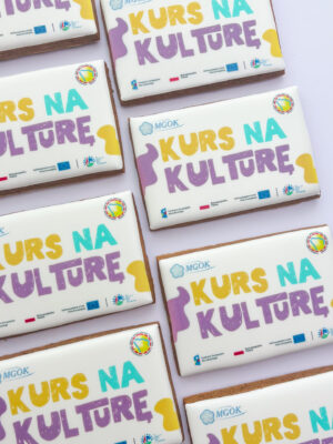 Upominek firmowy na zamówienie – ręcznie dekorowane pierniki firmowe Hula Ciacho