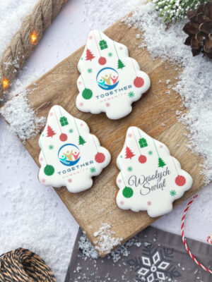 Firmowy piernik w kształcie choinki z logo – personalizowany upominek świąteczny.