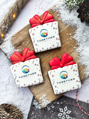 Personalizowany piernik w kształcie prezentu z logo – świąteczny upominek