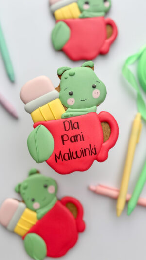 Uroczy piernik w kształcie kubka z robaczkiem – prezent z imieniem dla nauczyciela