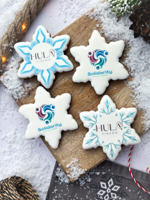 Śnieżynka z lukrem z logo – zimowy piernik firmowy