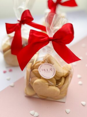 zestaw 15 mini ciasteczek maślanych w kształcie serc zapakowanych na prezent