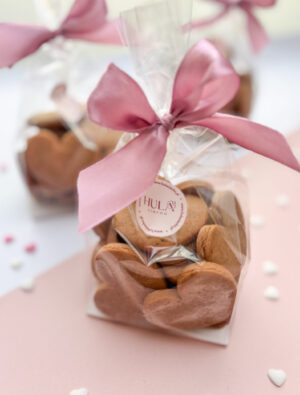 mini pierniczki serca bez lukru zapakowane na prezent