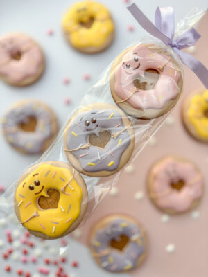 zestaw 3 lukrowanych pączusiów pierniczkowych zapakowanych na prezent