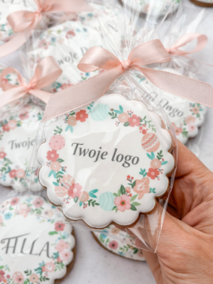 piernik wielkanocny z logo firmy wieniec kwiatowy