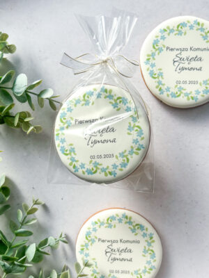Okrągły personalizowany piernik z imieniem dziecka na Chrzest lub Pierwszą Komunię Świętą, ręcznie dekorowany lukrem