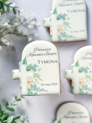 Ręcznie dekorowany piernik na Pierwszą Komunię Świętą z motywem krzyża i białym lukrem